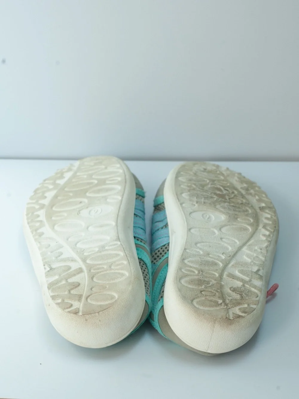 West Marine Girls Aqua Socks Water Shoes Size 2 in Gray, Pink, Aqua, Blue